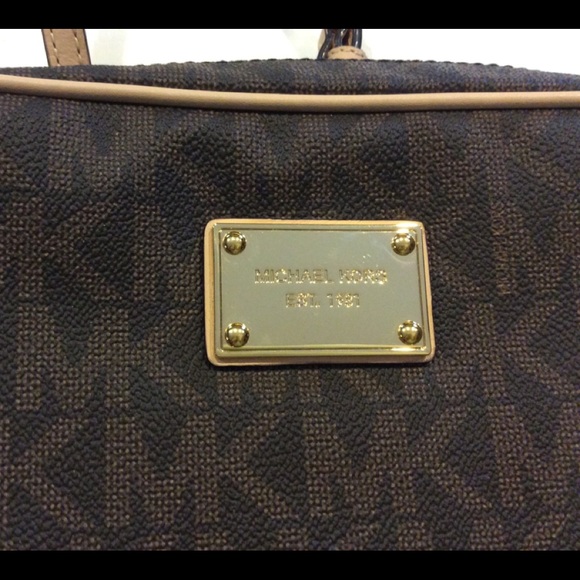 Michael Kors Fulton crossbody & carry all wallet - Picture 4 of 10